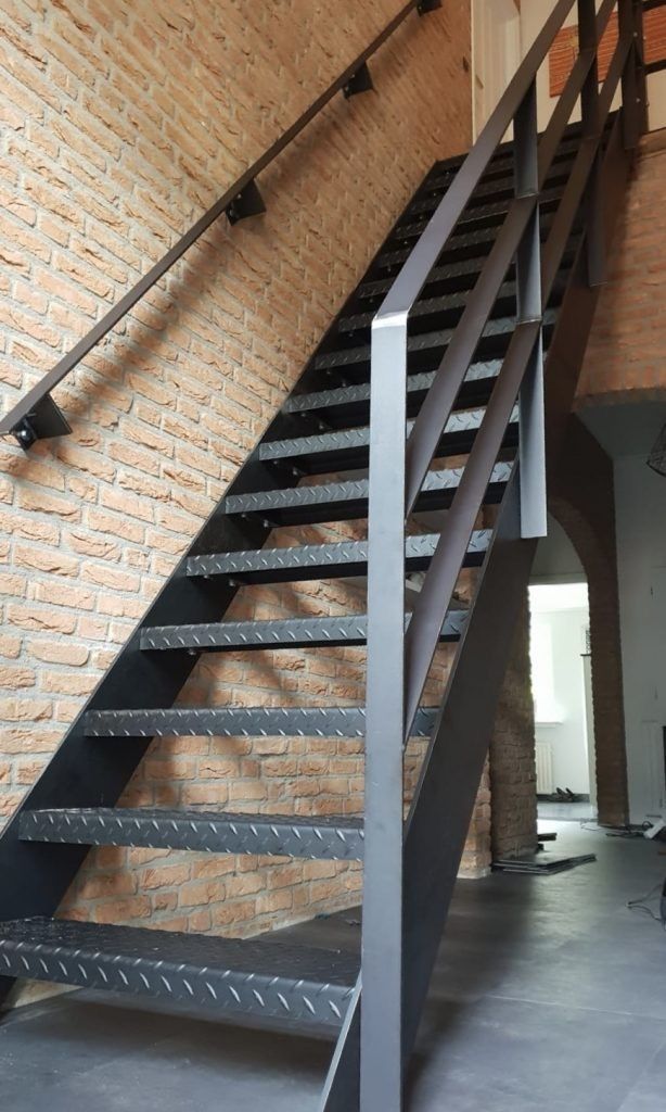 Escalier intérieur à limon métallique, marches en tôle larmée et main courante murale
