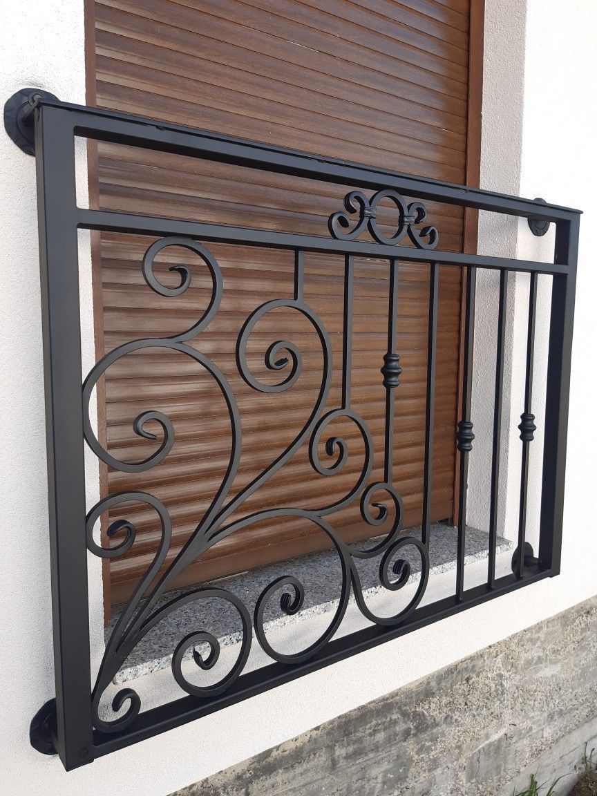 Garde-corps de fenêtre en ferronnerie noire, grandes volutes et barreaux