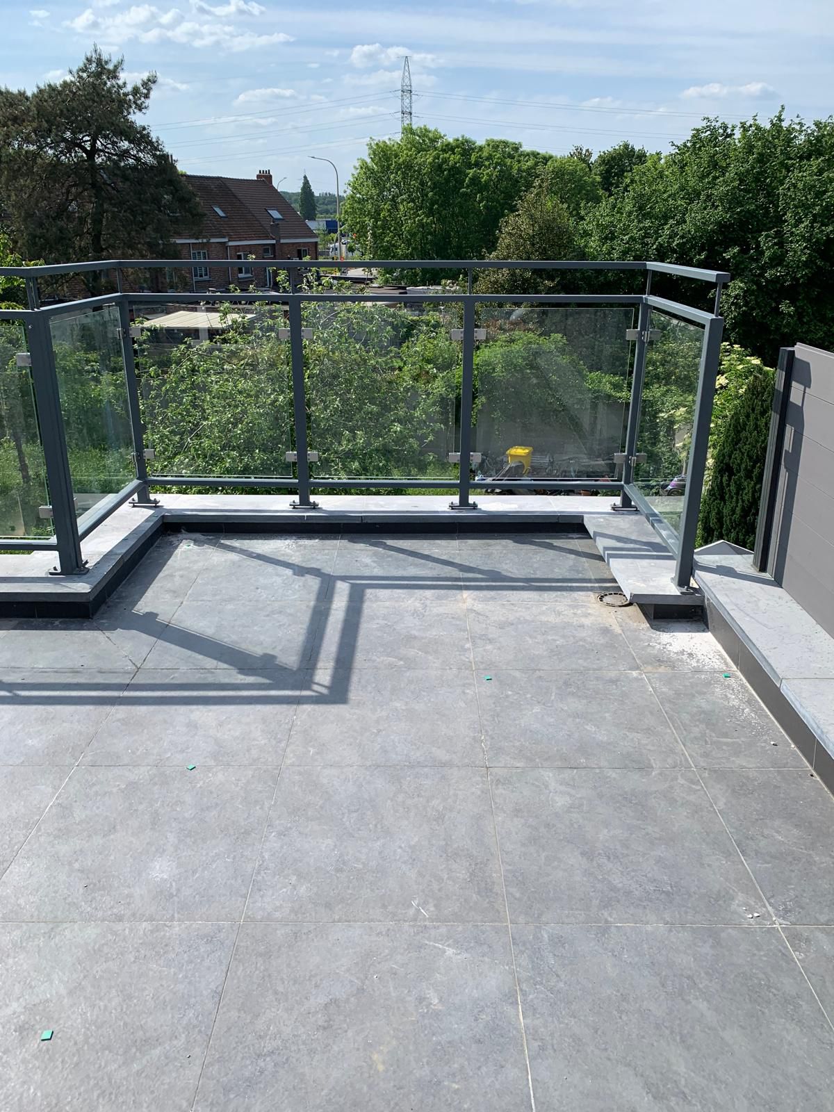 Garde-corps de terrasse en verre tenu par des poteaux métalliques