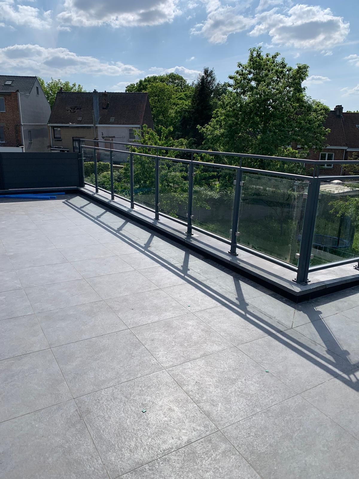Garde-corps vitré en longueur sur une toiture-terrasse
