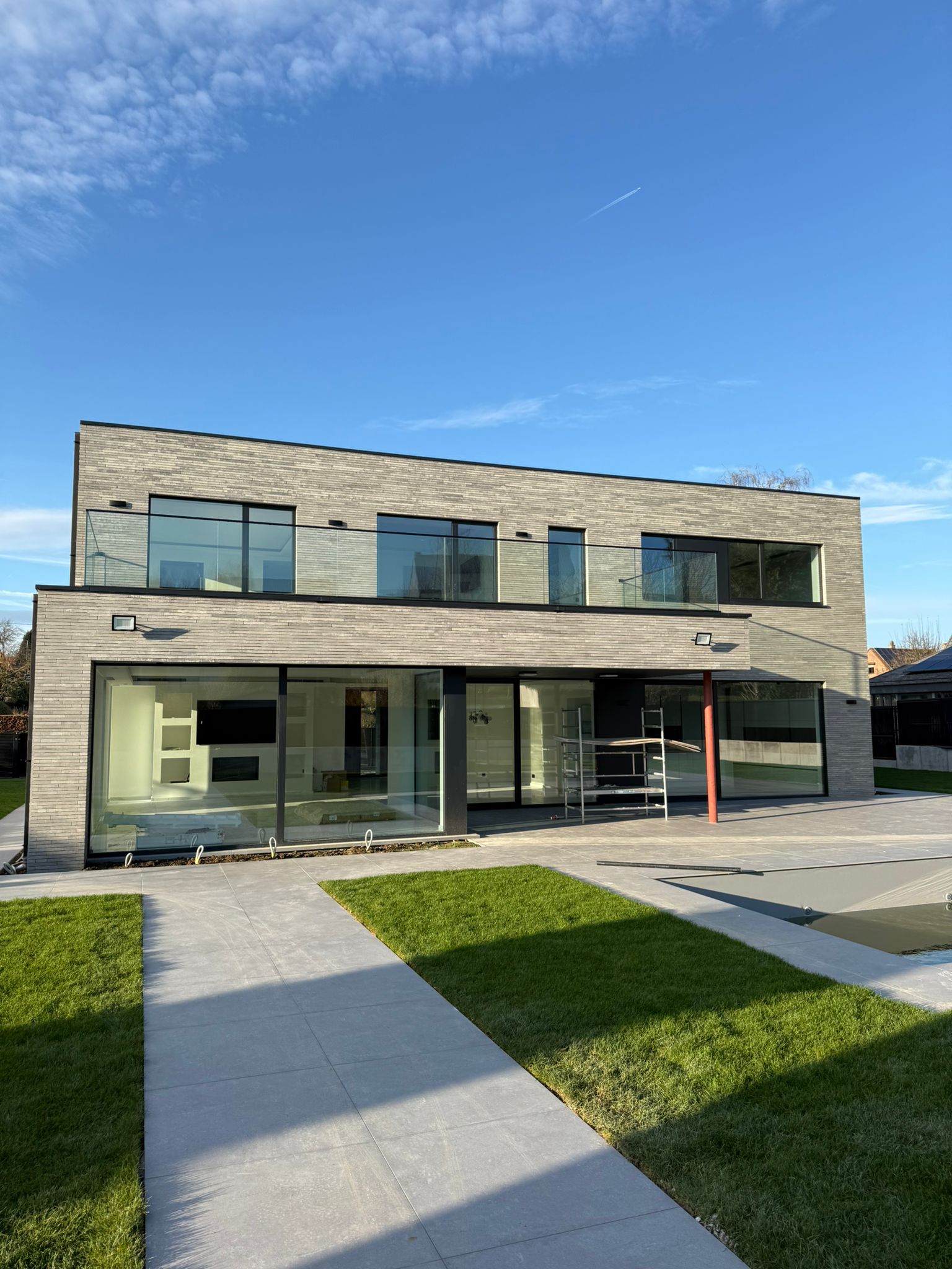 Garde-corps vitré en façade d’une maison contemporaine à étage