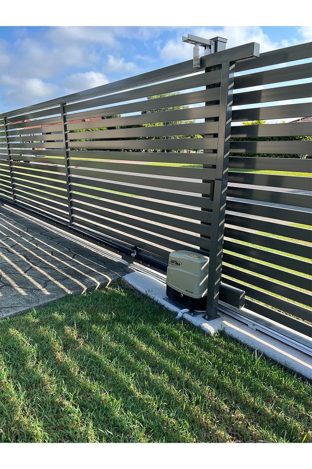 Portail coulissant à lames horizontales, avec moteur au sol