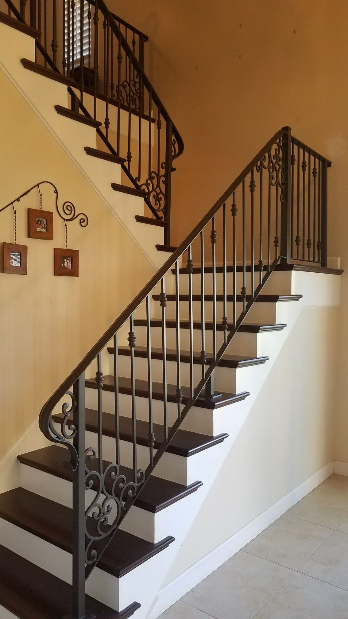 Rampe d’escalier intérieur, barreaux, perles et volutes en bas de volée