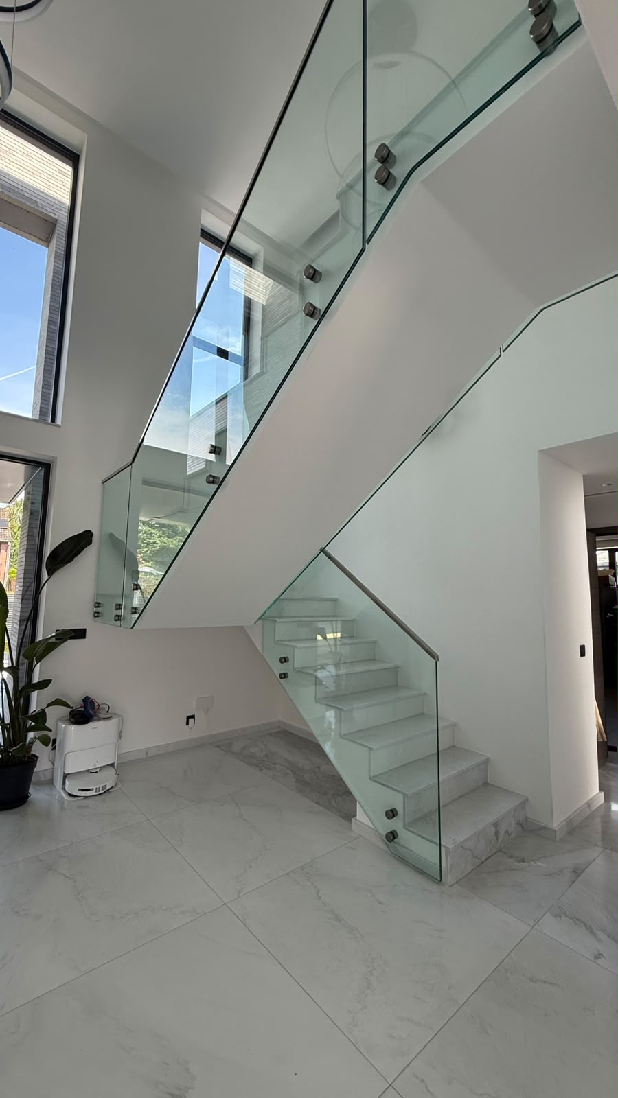 Rampe et garde-corps en verre sur un escalier contemporain