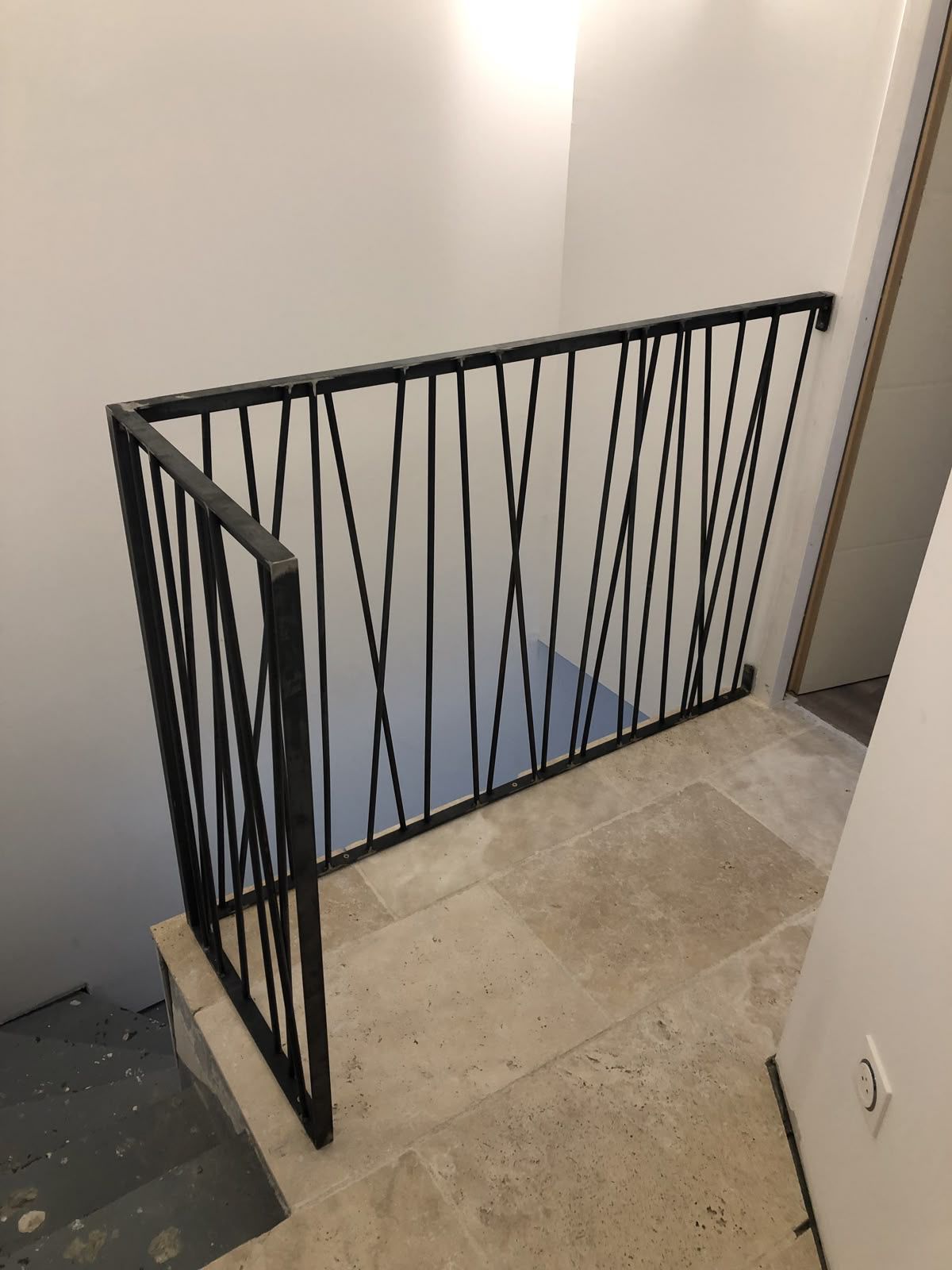 Garde-corps de palier en barreaux noirs croisés