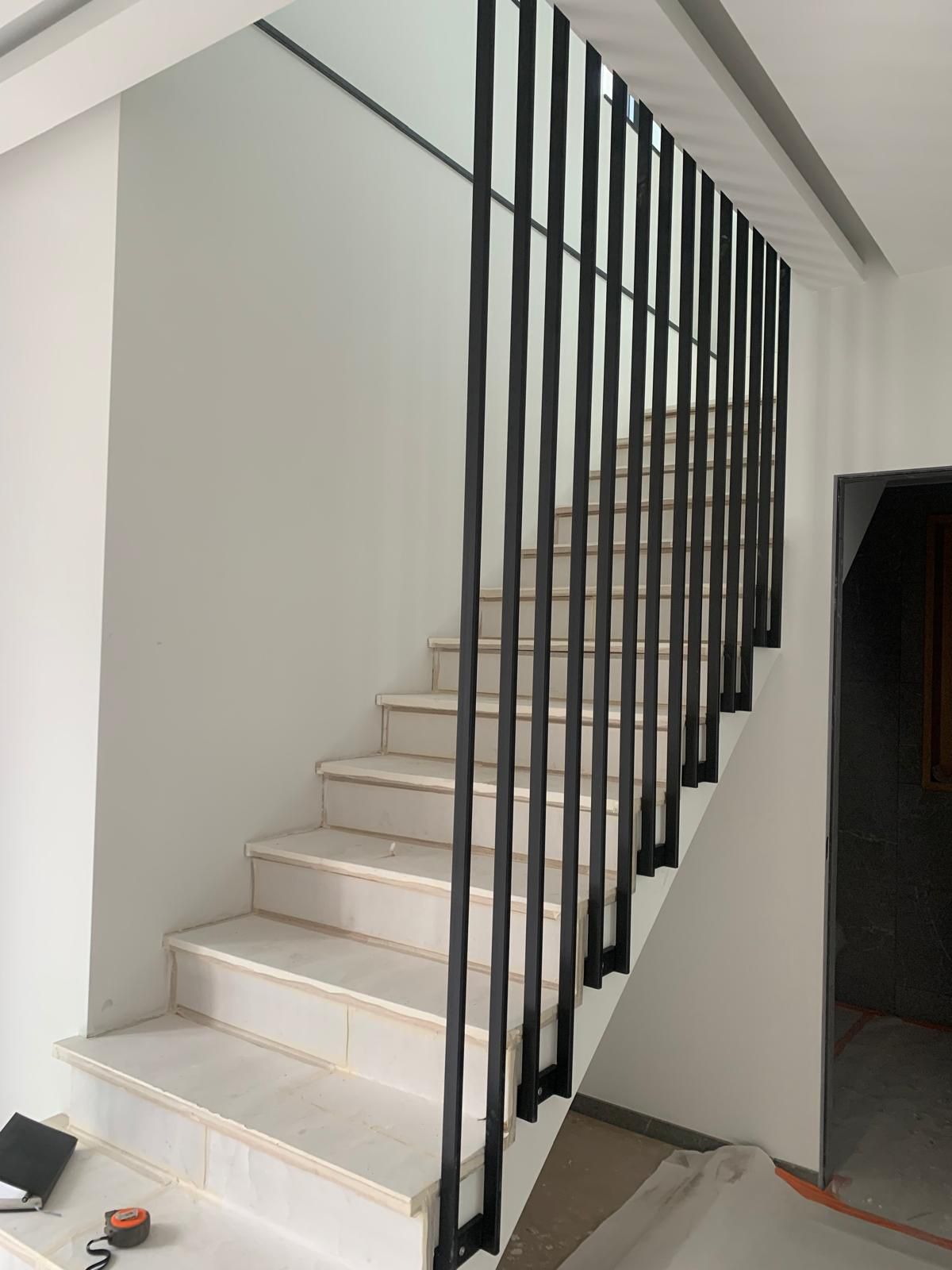 Rampe d’escalier composée de barreaux plats verticaux