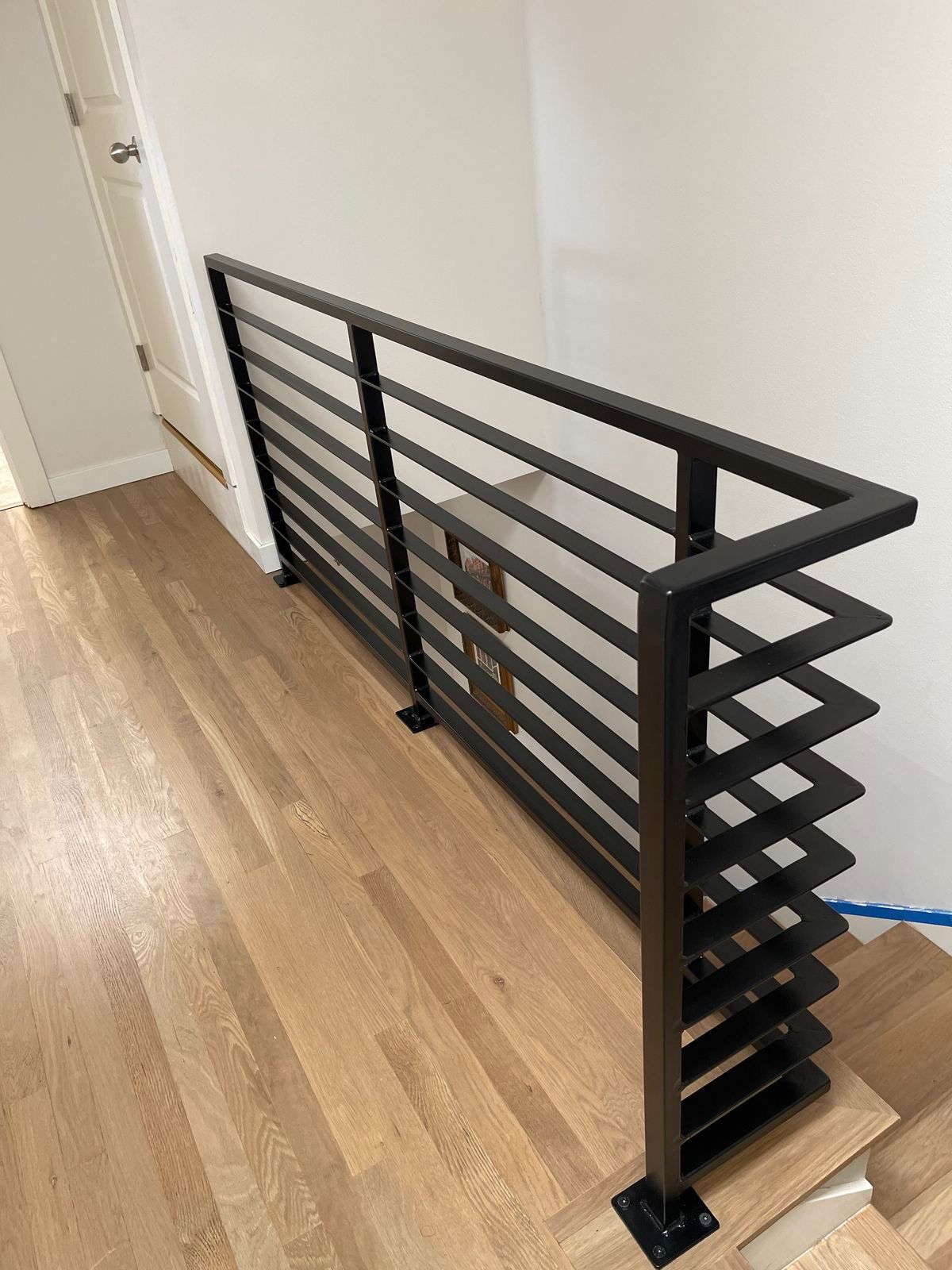 Garde-corps de palier noir à lames horizontales