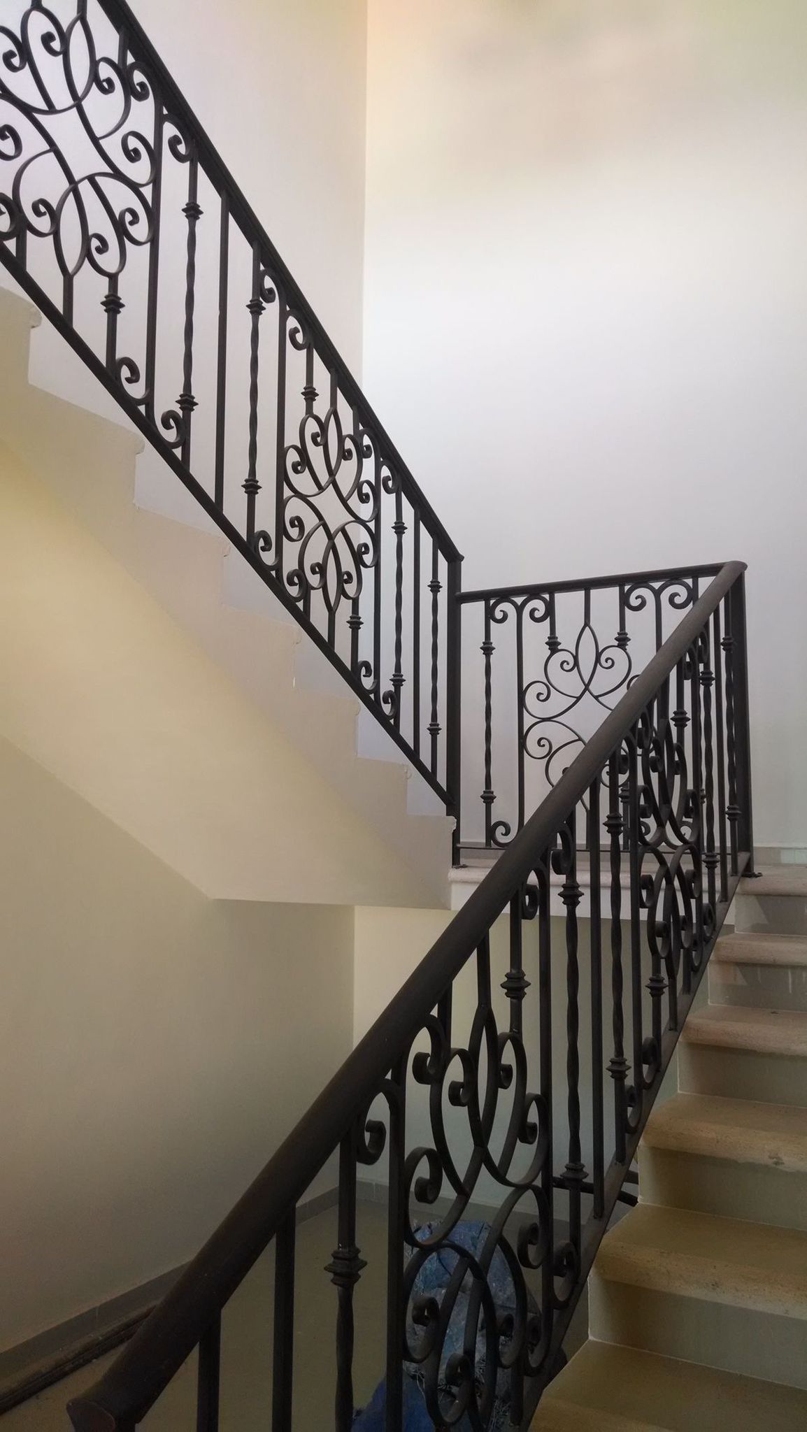 Rampe d’escalier forgée, barreaux torsadés et médaillons